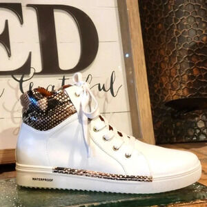 Aqua College Georgia #B3433 002 Leather White Snakeskin Trim Sz 8